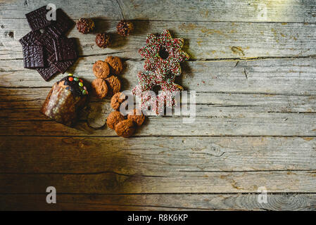 Retro de planche en bois avec des cookies aux pépites de chocolat et de bonbons dans un coin avec un espace réservé au texte Banque D'Images