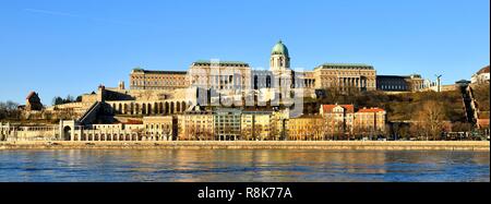 Hongrie, Budapest, la lutte antiparasitaire, quartier classé au Patrimoine Mondial de l'UNESCO, Danube et de la colline de Buda (ou la colline du château) avec le Palais Royal Banque D'Images