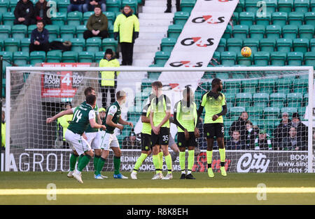 Hibernian Stevie Mallan (14) a un coup franc sauvé par le gardien celte Craig Gordon pendant le Ladbrokes Scottish Premiership match à Easter Road, Édimbourg. Banque D'Images