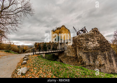 Image du château Franchimont en ruine avec un treadwheel en bois grue sur un merveilleux et nuageux jour d'automne à Theux les Ardennes Belges Banque D'Images