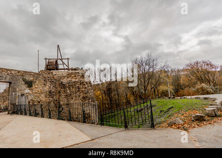 Image de l'entrée du château Franchimont en ruines avec un treadwheel en bois grue sur un jour nuageux et merveilleux à Theux les Ardennes Belges Banque D'Images