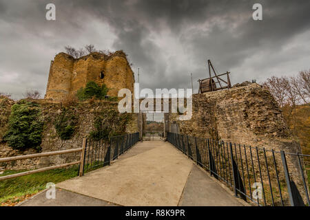 Image de l'entrée du château Franchimont en ruines avec sa tour et une grue en bois treadwheel sur un jour nuageux à Theux les Ardennes Belges Banque D'Images