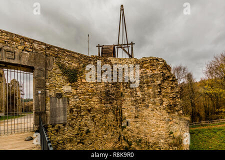 Image de l'entrée et d'un mur du château Franchimont en ruine avec un treadwheel en bois grue sur une magnifique journée à Theux les Ardennes Belges Banque D'Images