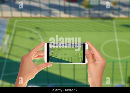 Un touriste prend une photo de la cour de la rue pour mini soccer photographié d'en haut sans que les gens sur un téléphone mobile Banque D'Images