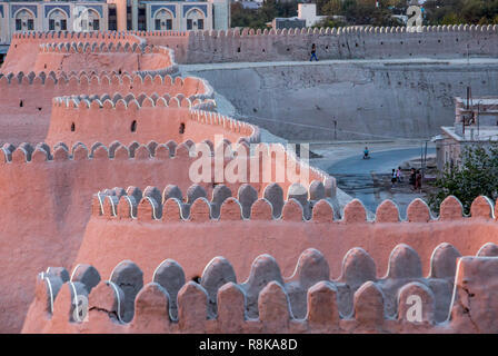 Murs de Ichon-Qala ou vieille ville, Khiva, Ouzbékistan Banque D'Images