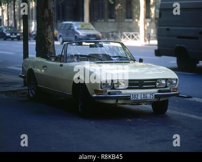 PEUGEOT DESCAPOTABLE AUTOMOVIL DE LOS AÑOS 50 ESTACIONADO. Lieu : extérieur. La France. Banque D'Images