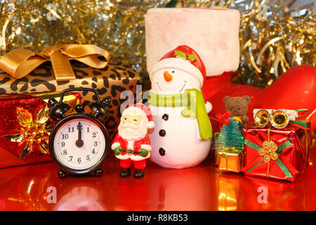 Santa Claus figurine, bonhomme, réveil et cadeaux de décoration pour Noël Banque D'Images