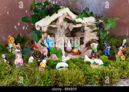 Crèche de Noël crèche de Noël provençal avec les figures en terre cuite Banque D'Images