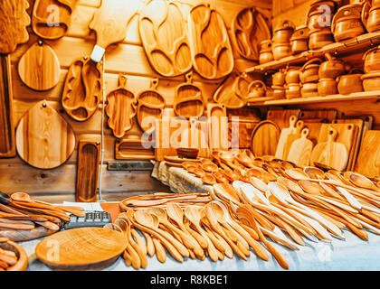 Souvenirs en bois sur le marché de Noël à Riga en Lettonie en hiver. Banque D'Images