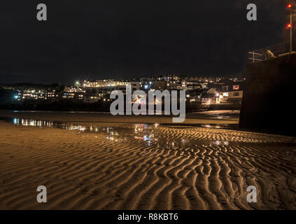 Réflexions nocturnes dans le sable humide St.ives harbour Cornwall UK Banque D'Images