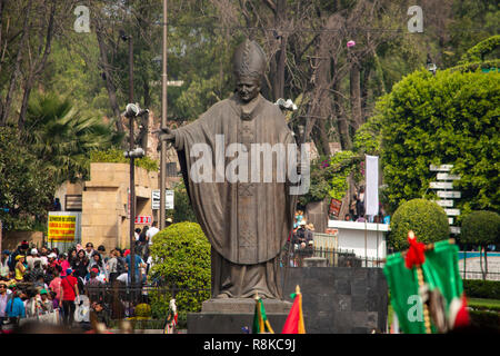 Une statue du Pape Jean-Paul II à la basilique Notre Dame de Guadalupe à Mexico, Mexique Banque D'Images