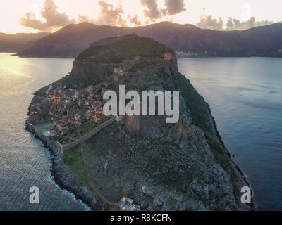 Vue impressionnante sur le grand rocher de Monemvasia Island et la cité médiévale de Castletown' 'en Laconie contre une profonde blye sky. Banque D'Images