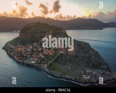 Vue impressionnante sur le grand rocher de Monemvasia Island et la cité médiévale de Castletown' 'en Laconie contre une profonde blye sky. Banque D'Images