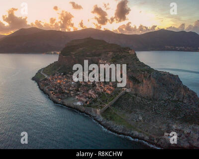 Vue impressionnante sur le grand rocher de Monemvasia Island et la cité médiévale de Castletown' 'en Laconie contre une profonde blye sky. Banque D'Images