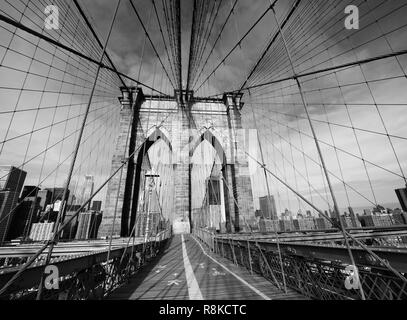 Noir et blanc photo du pont de Brooklyn à pied supérieur Pont avec Manhattan en arrière-plan Banque D'Images