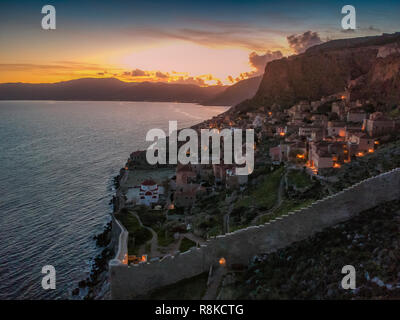 Aérienne imprenable panorama de la ville médiévale fortifiée de Monemavasia au coucher du soleil. Les paysages majestueux sur la pittoresque vieille ville Banque D'Images