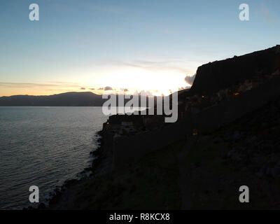 Aérienne imprenable panorama de la ville médiévale fortifiée de Monemavasia au coucher du soleil. Les paysages majestueux sur la pittoresque vieille ville. Banque D'Images