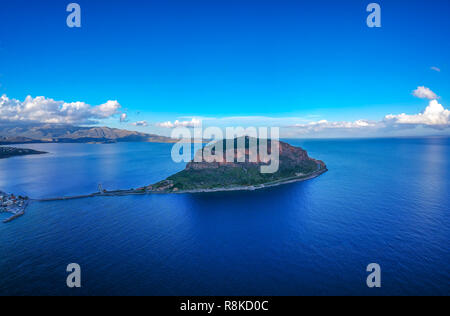 Aérienne imprenable panorama de la ville médiévale fortifiée de Monemavasia au coucher du soleil. Les paysages majestueux sur la pittoresque vieille ville. Banque D'Images