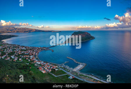 Aérienne imprenable panorama de la ville médiévale fortifiée de Monemavasia au coucher du soleil. Les paysages majestueux sur la pittoresque vieille ville. Banque D'Images