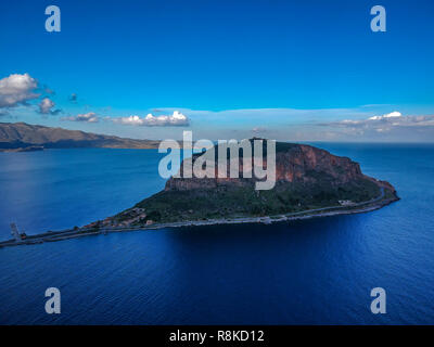 Aérienne imprenable panorama de la ville médiévale fortifiée de Monemavasia au coucher du soleil. Les paysages majestueux sur la pittoresque vieille ville. Banque D'Images