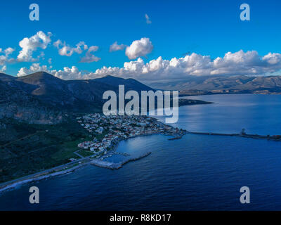 Aérienne imprenable panorama de la ville médiévale fortifiée de Monemavasia au coucher du soleil. Les paysages majestueux sur la pittoresque vieille ville Banque D'Images