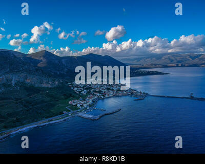 Aérienne imprenable panorama de la ville médiévale fortifiée de Monemavasia au coucher du soleil. Les paysages majestueux sur la pittoresque vieille ville Banque D'Images