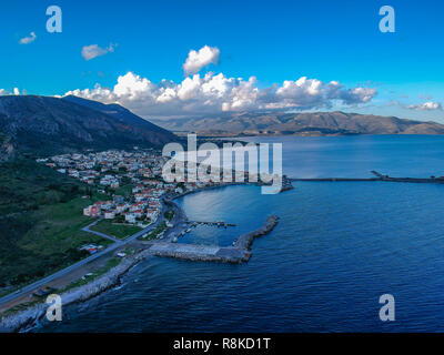 Aérienne imprenable panorama de la ville médiévale fortifiée de Monemavasia au coucher du soleil. Les paysages majestueux sur la pittoresque vieille ville Banque D'Images