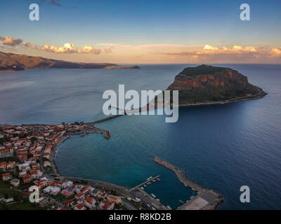 Aérienne imprenable panorama de la ville médiévale fortifiée de Monemavasia au coucher du soleil. Les paysages majestueux sur la pittoresque vieille ville. Banque D'Images