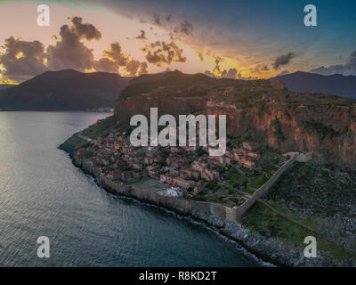 Aérienne imprenable panorama de la ville médiévale fortifiée de Monemavasia au coucher du soleil. Les paysages majestueux sur la pittoresque vieille ville Banque D'Images