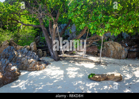 Balançoires sur une plage île tropicale. Koh kham Pattaya en Thaïlande. Banque D'Images