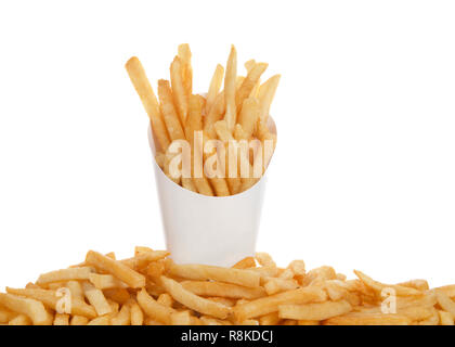 White tasse pleine de frites avec frites ci-dessous sur le tableau isolé sur fond blanc. Les frites ont été popularisées dans le monde en grande pa Banque D'Images