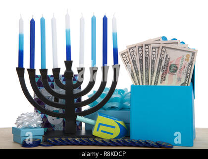 Hanukkah menorah avec des bougies, dreidel, pièces et présente sur une table en bois clair. Fort farci de 50 dollars. Représentant coût de l'holidays Banque D'Images