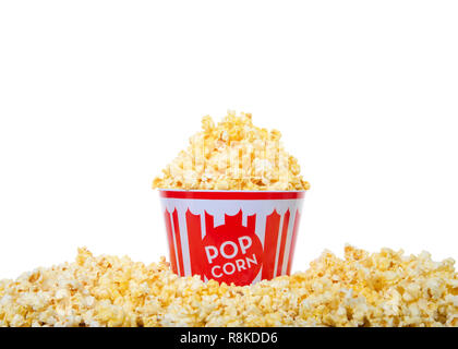 Seau de pop corn3 haut avec pop-corn et entouré par la même, isolé sur fond blanc. Banque D'Images