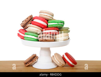 Beaucoup de style de vacances de Noël Biscuits macaron empilés sur un piédestal et la pose sur la table en bois isolé sur blanc. Design minimaliste. Banque D'Images