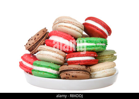 Beaucoup de style de vacances de Noël Biscuits macaron empilés sur un plateau isolé sur blanc. Design minimaliste. Banque D'Images