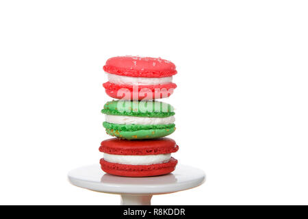 Close up de style de vacances de Noël Biscuits macaron empilés sur un piédestal isolé sur blanc. Design minimaliste. Banque D'Images