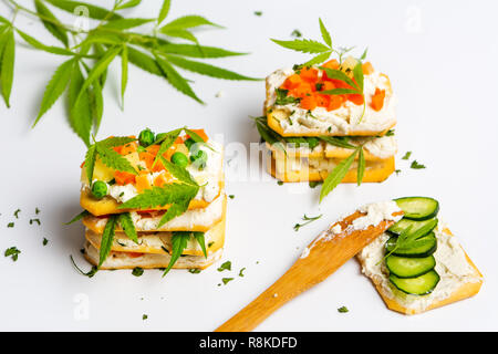 Des sandwichs avec des feuilles de marijuana et les légumes on white Banque D'Images