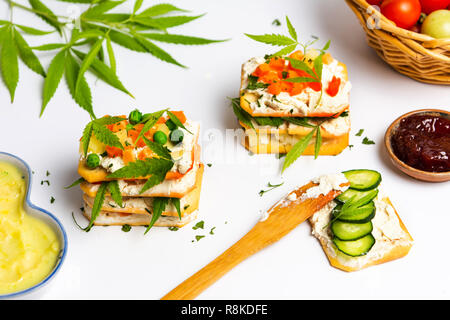 Des sandwichs avec des feuilles de marijuana et les légumes on white Banque D'Images