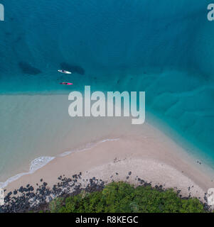 Kayak antenne dans le ruisseau bleu. Beau tir de drone d'un homme kayak en eaux peu profondes idéales pour la pêche, le sport et la condition physique active. Banque D'Images