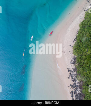 Kayak antenne dans le ruisseau bleu. Beau tir de drone d'un homme kayak en eaux peu profondes idéales pour la pêche, le sport et la condition physique active. Banque D'Images