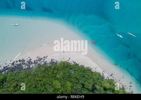 Kayak antenne dans le ruisseau bleu. Beau tir de drone d'un homme kayak en eaux peu profondes idéales pour la pêche, le sport et la condition physique active. Banque D'Images