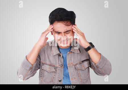 Photo image portrait d'un jeune homme leva subi des maux de tête, les yeux fermés, en touchant son front avec son doigt Banque D'Images