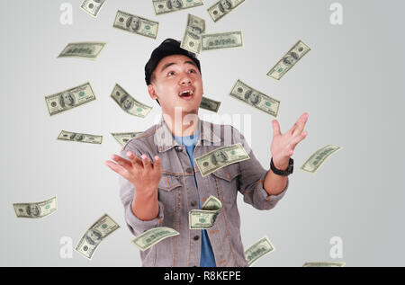 Photo image portrait d'un jeune homme asiatique avec succès sous la pluie d'argent Banque D'Images