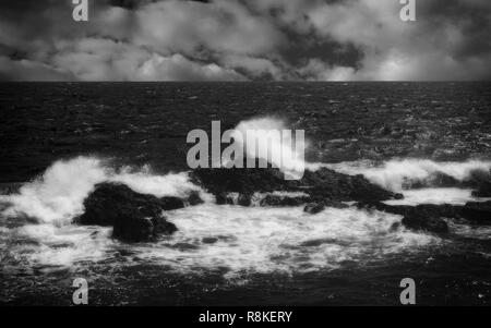 Une tempête en mer durant l'hiver à Malte en noir et blanc Banque D'Images