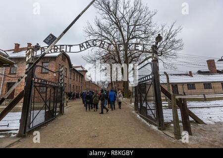 Pologne, Auschwitz, Birkenau, de concentration et d'extermination nazi camp (1940-1945), l'entrée du camp avec l'inscription Arbeit macht frei, le travail rend libre Banque D'Images