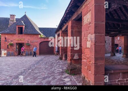 France, Corrèze, vallée de la Dordogne, Collonges la Rouge, étiqueté Les Plus Beaux Villages de France (Les Plus Beaux Villages de France), village bâti en grès rouge Banque D'Images