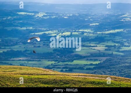 France, Puy-de-Dôme, UNESCO World Heritage site, réserve naturelle régionale des Volcans d'Auvergne, parapente sur la Chaîne des Puys depuis le Puy de Dôme (alt:1465m) Banque D'Images