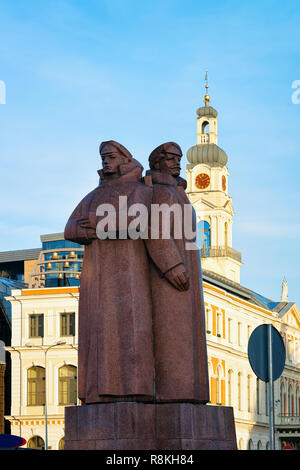 Statue communiste de fusiliers en place de l'hôtel de ville de Riga en Lettonie. Banque D'Images