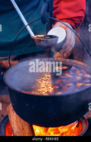 Vin chaud dans un pot sur le marché de Noël sur la place du Dôme de Riga Old Town en hiver Banque D'Images