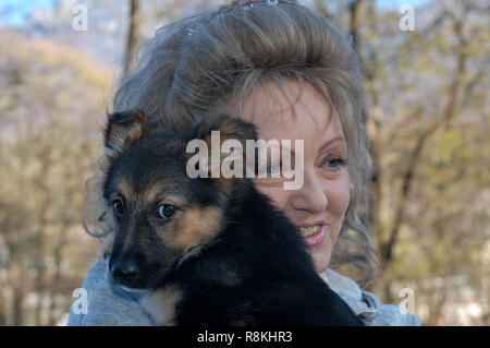 Lugano, Suisse - 19 novembre 2002 : femme avec un chien au refuge d'animaux de Lugano sur la Suisse Banque D'Images